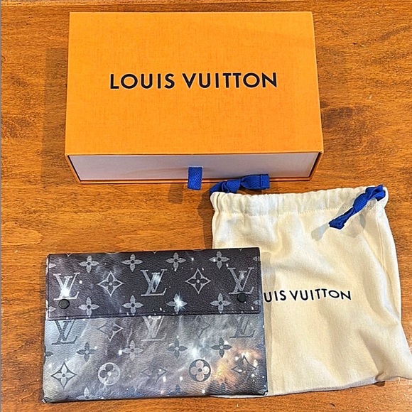 Authentic Louis Vuitton Galaxy Pouch. Full set - Picture 1 of 8